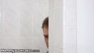 Nimfó nevelő anyuka teljesen beindult a telespriccelt tangájától és lecummantotta a fiacskáját Thumb