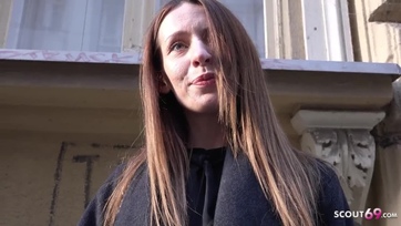 Dögös ukrán bige mások előtt levadászva és összevissza baszva a szex castingon Thumb