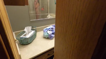 Pajzán apucika szemügyre veszi a mostoha lányát meztelenül, aztán durván megdugja Thumb