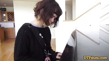 Tini sunci tehetségesen szopikál és kedveli ha orcán gecizem Thumb