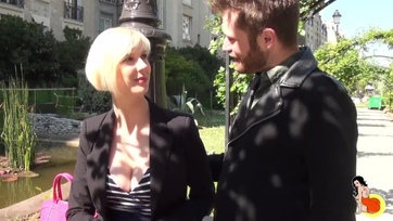 Szexis szőkehajú milf feleség kokettál a vaskos farkú fiatal sráccal Thumb