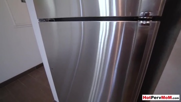 Teltkeblű MILF nevelőanya szívogatja a kölyke brokiját és kapja a csupasz nunájába Thumb