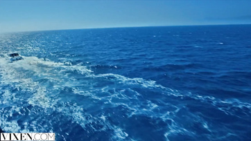 Gangbangben dugnak és cumizzák a kolbászt a szexis fiatalok Thumb