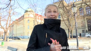 Nyurga szöszke pipi az anyatermészetben levadászva és simogatás közben megrakva Thumb