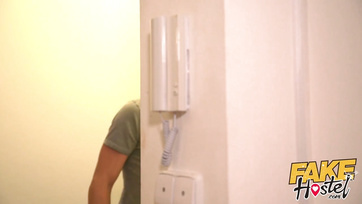 Kiscsöcsű tini pinák boldogan cumizzák és lovagolják a brét Thumb