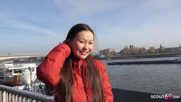 Borostás muffos ferdeszemű bébi leszívja a fiú falloszát aztán kinyalja a ánuszlyukát a pornó castingon Thumb