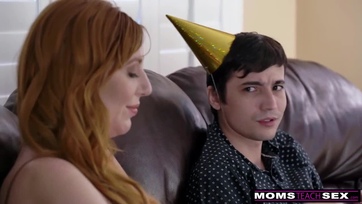 A nagy seggű vörös anyu rámászik a fiatal nevelt fia acélos faszára Thumb