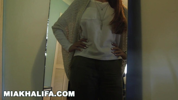 A dúskeblű muzulmán lány megijed a giganagy színes bőrű kolbásztól Thumb