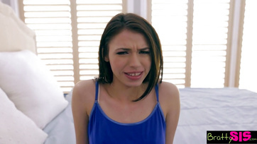 Mostoha nővér és a sexy barátnője belementek a csintalan játékba Thumb