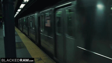 Csábító alacsony tini leányzó és a hatalmas pöcsű csoki fickó Thumb