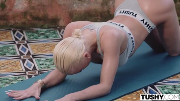 Remek testalkatú hispán cicababa sokféle pózban igényli a kis passzentos végbélnyílásába Thumb