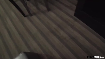 Mezítelen mostoha húg dugásra ráveszi a nagypöcsű bátyusát a tökéletes fingójával Thumb