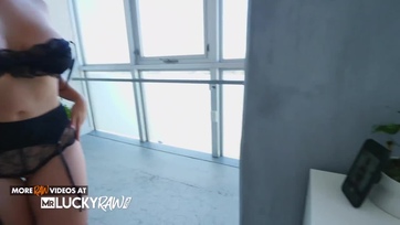 A pornó interjún mutatja csábos külsejét majd tehetségesen megtáncolja és kiveri a kékerest Thumb