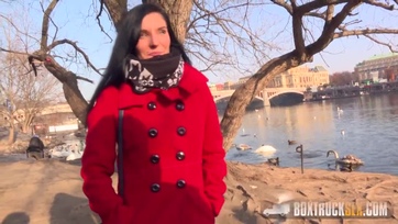 Begerjedt az utcán levadászott bébi masszázs közben és belement egy durva kefélésbe Thumb