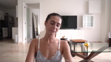 Egy gyors házi kufirc és kebelre ejakuláció a bűbájos mostoha húgimmal Thumb