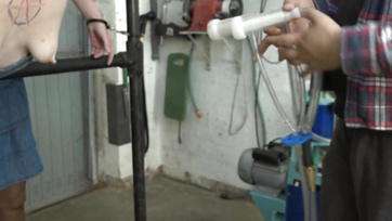 Piercinges fiatal leányzó jól élvezi és persze 2 sráccal szinkronban Thumb