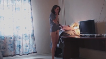 Csak levedlette a pipi a tangabugyiját de a mostoha testvére már be is helyezte a termetes faszát Thumb