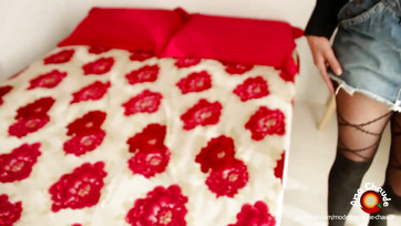 Tüzes fingó kúrás és popsiból pofiba a fiatal ribimmel farmer szoknyában Thumb