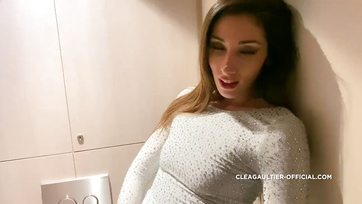 A pasi követte a kis combfixes kurvát a publikus mellékhelységbe Thumb