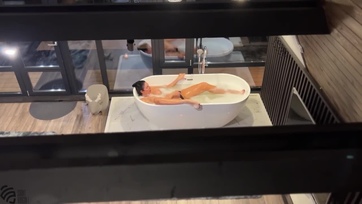 Lemélytorkoztam a csávóm legjobb barátja szerszámát miután nyakon csípett maszturbálás közben felizgulva a kádban Thumb