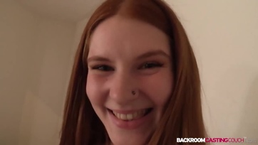 Kecses kiscsöcsű vöröshajú leányzó igényli mindkettő likába az első szex meghallgatásán Thumb