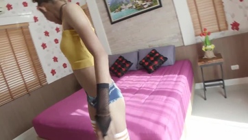 Alacsony kiskeblű thaiföldi leányzó lehajítja ruciját és hagyja hogy telegecizzék a puncusát Thumb
