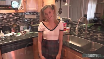 Tüneményes kiscsaj a nevelőapja kolbászára pályázik és be is nyeli tövig hatolva a pinácskájába Thumb