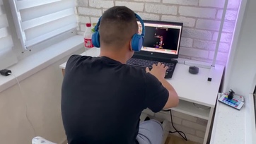 A fiatal fiúcska kihasználta az alkalmat és berakta a mostoha anyucija szőrtelen pinájába Thumb