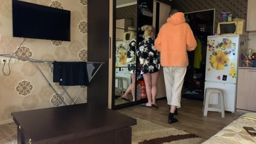 A szöszke milf nevelőanyuci bugyi nélkül mászkált és letámadta a mostoha fiát Thumb