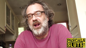 A hájas bige beleegyezett hogy elfenekelje és megkúrja az öreg pasas Thumb