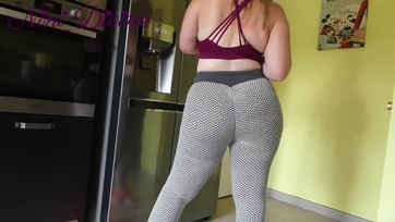 Egyből bedagadt a péniszem a mostoha húgicám giganagy picsájától és kötelező volt megkúrnom Thumb