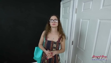 Bűbájos kukkeros tini leányzó rosszalkodik az ágaskodó faszú ügynökkel a szex casting-en Thumb