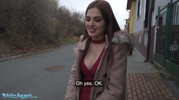 A bájos vöröshajú lányka egy kis zsozsóért elvállalta, hogy megtáncolja az ügynök dákóját Thumb