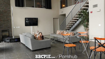 Csak úgy nekiesett a mostoha testvére bazinagy brokijának a kis lotyó Thumb