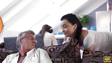 Belógatta a szerszámát az aggastyán papuska a fiacskája csábos luvnyájának nunijába Thumb