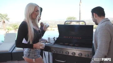 A hülye hapsija szeme láttára kamatyol a sármos hapsival a nagymellű milf luxus ribanc Thumb