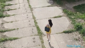 Pisálás közben stírölte a gyönyörű tini sunát aztán egy kis gázsiért megkefélhette a vagináját Thumb