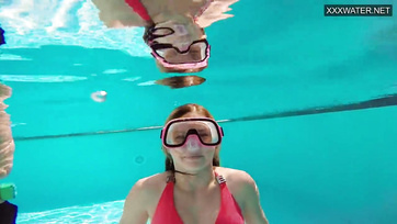 A víz alatt szopta le a fiúcska kicsi pöcsét a kalandvágyó magyar cica Thumb