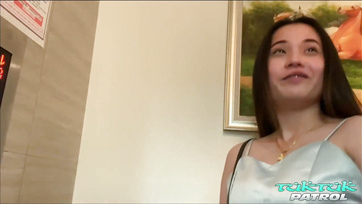 Egy bájos nagypicsájú thaiföldi bige happolja kutya pózban a pinácskájába Thumb