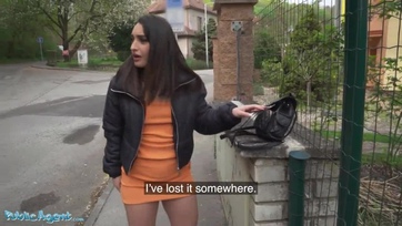 Egy csábító barnabőrű bébi feszes ruciban készpénzért szopkodja az ügynök jókora péniszét Thumb