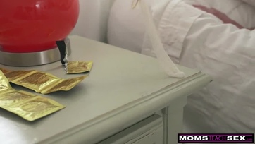 Faszhiányos mostoha anya észrevette a fia ágaskodó dákóját és a pofikájába vette Thumb