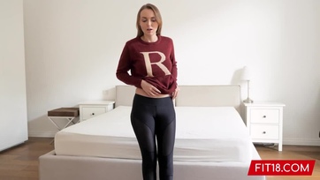 Cuki gimnazista leány leggingben cumikázza a pajszert aztán belecsüccsen a passzentos puncijával Thumb