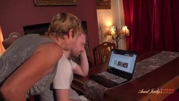 Az öreg mostoha anyucim rámtámadt zsebhoki közben úgyhogy meghágtam a kis lányt Thumb