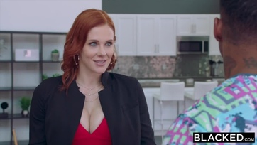 A vöröske kéjenc MILF anyuka benyálazta a feketebőrű krapek méretes pöcsét Thumb