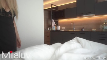 A gyönyörű ribancom már napkeltekor rácuppant a brokimra úgyhogy happolt egy robbanótöltetet a puncikájába Thumb