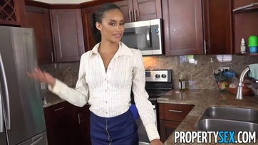 A férfi megszopiztatta aztán dákóra rántotta a vadító spanyol ingatlanközvetítő lányt Thumb