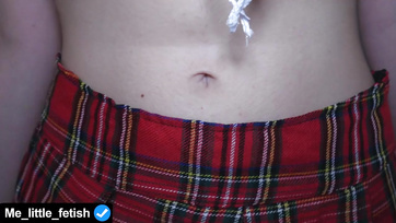 Fehérmájú tini ribanc anál plug-al a fenekében önkielégít a kamera előtt Thumb