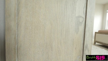 Elővette a pöcsét a mostohahúga barátnőjének, majd mindketten őrülten lecumizták Thumb