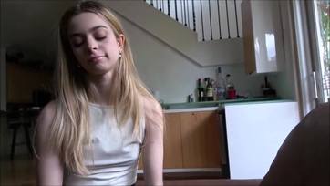 18 éves fiatal ribanc gyakorolja a furulyázást és a dugást a csintalan mostoha apucikájával Thumb