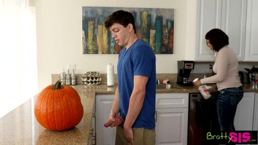 A muterja mellett ugrándozta meg a vaskos péniszét a szexéhes szőke mostohahúgija Thumb